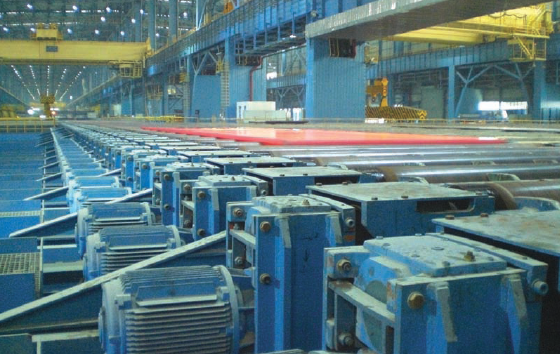 Jede Rolle wird von einem Getriebemotor angetrieben. Der Abstand der Antriebe zueinander beträgt ca. 1 Meter.