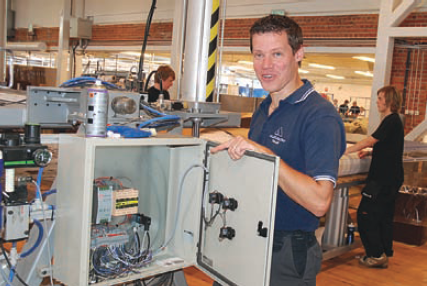 Dick Stensson (hinten) vom Allelektro Team ist zusammen mit seinem Kollegen Fredrik Stråhle (rechts) verantwortlich für die Systemarchitektur und die Durchführung des Projekts. Die Steuerungstechnik kommt von Jokab Safety und das Bedienterminal von Bei Dick Stensson (hinten) vom Allelektro Team ist zusammen mit seinem Kollegen Fredrik Stråhle (rechts) verantwortlich für die Systemarchitektur und die Durchführung des Projekts. Die Steuerungstechnik kommt von Jokab Safety und das Bedienterminal von Bei