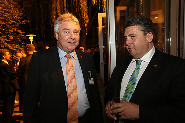 Oliver Winzenried (links) im Gespräch mit Bundesminister Sigmar Gabriel (rechts) im Rahmen der China-Reise Ende April. Foto: © Frank Ossenbrink