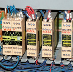 Schaltschrank mit dezentraler Architektur und miteinander vernetzten Sicherheits-SPSen Pluto.