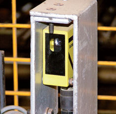 Zutrittsüberwachung mit einstrahliger Unfallschutz-Lichtschranke Spot in Einweg-Ausführung.