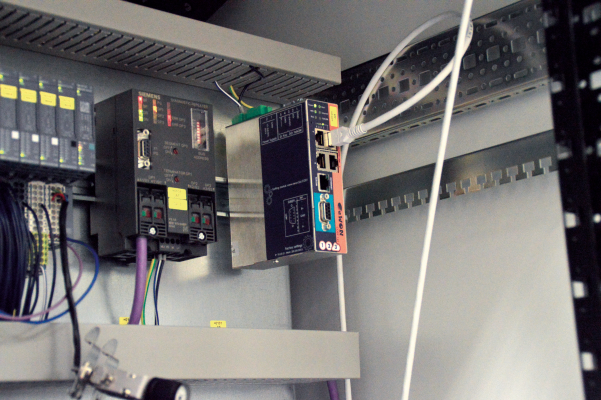 Hier arbeitet der eWON Cosy-Router in Verbindung mit einer Siemens SPS. Der VPN-Router unterstützt aber auch alle anderen Hersteller.