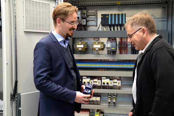 Helmut Halmburger, Produktmanager Industrielle Kommunikation bei Wachendorff und Elektrofachmann Michael Lantz von Amandus Kahl mit der Variante eWON Flexy.