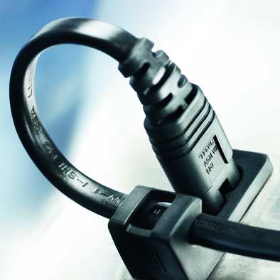 SCHURTER bringt das erste Zugentlastungs-System für IEC C8 Gerätestecker auf den Markt