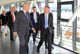 Geschäftsführer Eberhard Grünert (r.) führt Sachsens Ministerpräsidenten Stanislaw Tillich (l.) durch das neue Produktionsgebäude am Turck-Standort Beierfeld.