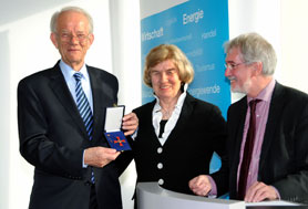 Mit seiner Frau Inge freut sich Werner Turck (l.) über das Bundesverdienstkreuz 1. Klasse aus der Hand von Staatssekretär Dr. Günther Horzetzky