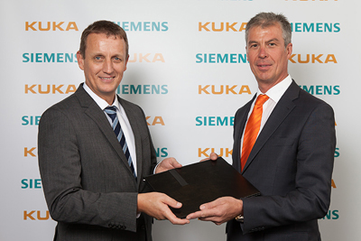Dr. Robert Neuhauser, CEO der Business Unit Motion Control Systems bei Siemens und Manfred Gundel, CEO der KUKA Roboter GmbH
